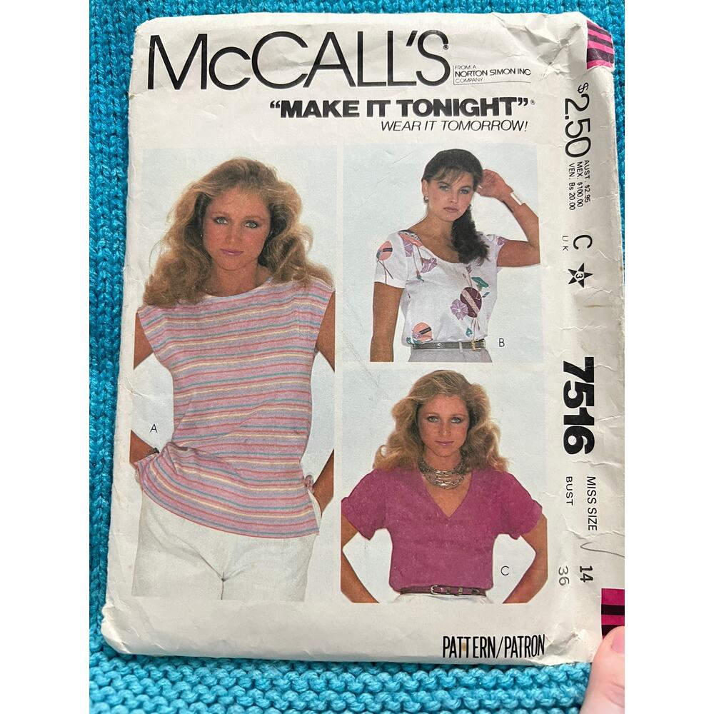 McCalls 7516 Sewing pattern top tshirt Scoop V neck size 14